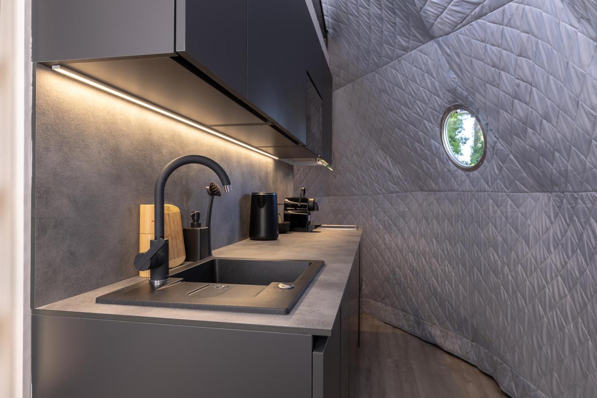 Glamping Escape To The Stars Under Skyline Praga
